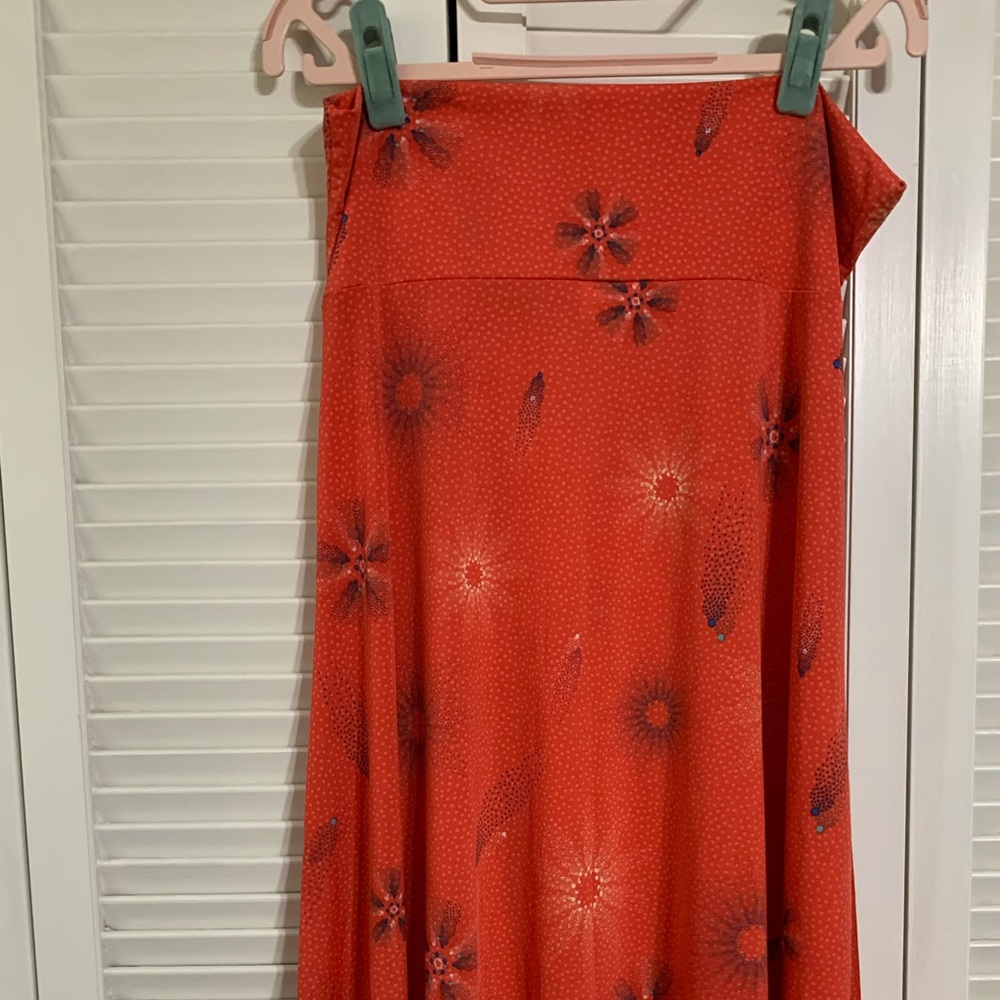 3/$30 Coral LulaRoe Azure skirt w/ dotted pattern